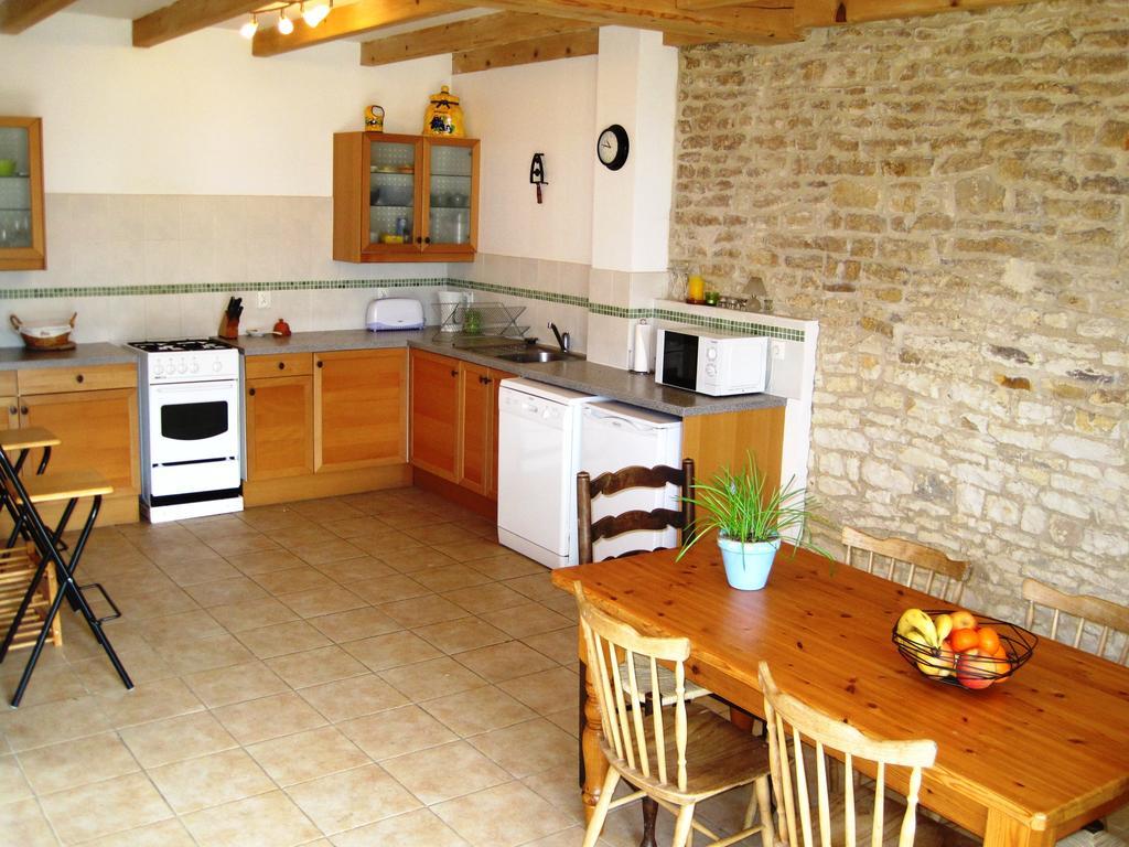 Le Noisetier At Les Hiboux Gites Chef-Boutonne Zimmer foto
