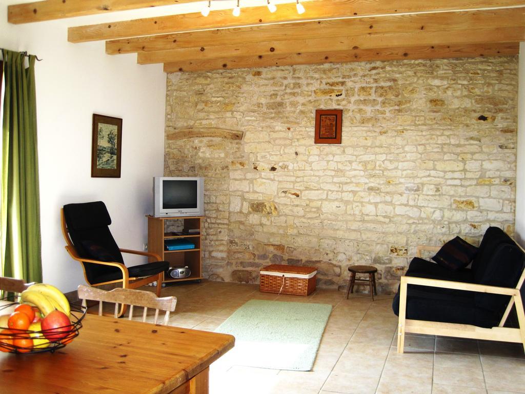 Le Noisetier At Les Hiboux Gites Chef-Boutonne Zimmer foto